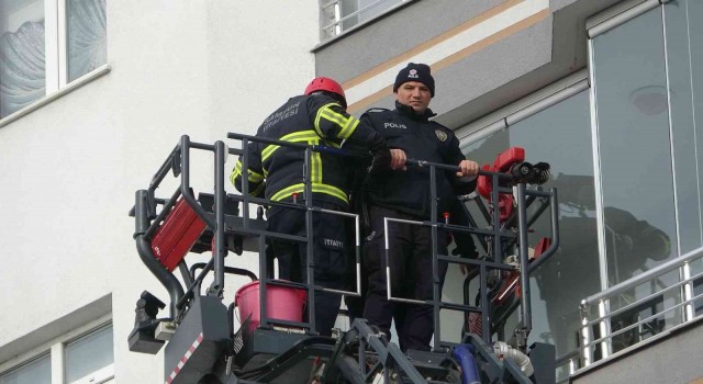 Kırılan cam balkon camları tehlike saçtı