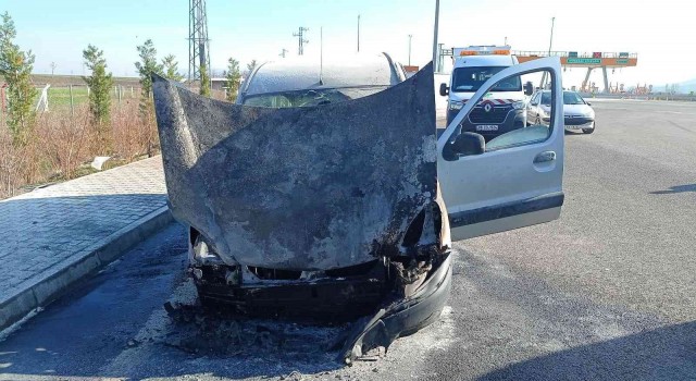 Kırkağaçta otomobil seyir halindeyken yandı