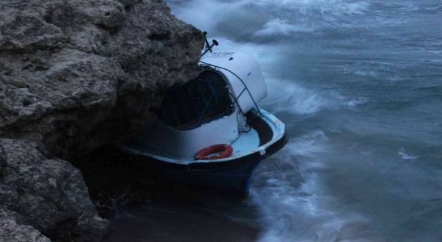 Kırklarelinde ağlara takılan balıkçı teknesi karaya sürüklendi