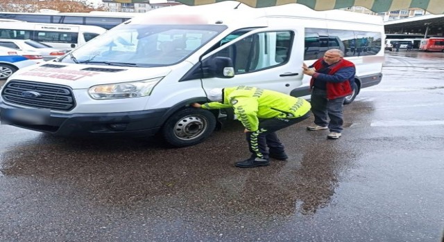 Kırklarelinde kış lastiği uygulamasında 75 araca cezai işlem uygulandı