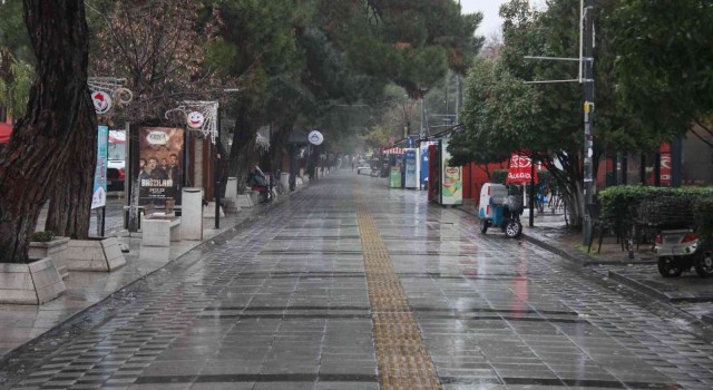 Kırklarelinde sağanak yağış etkili oluyor