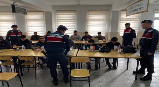 Kırklarelinde yakalanan bin 280 kaçak göçmen sınır dışı edildi