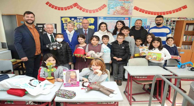 Kırsaldaki çocukların yüzü oyuncakla güldü