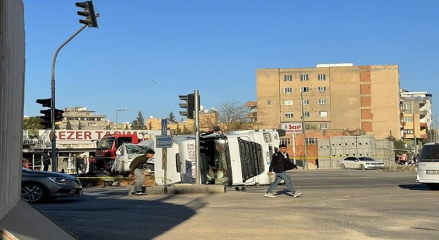 Kızıltepede tır hafif ticari aracın üzerine devrildi: 2 yaralı
