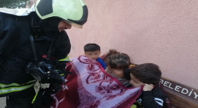 Kocaelide korkutan yangın: 3 çocuğuyla alevlerden kaçtı