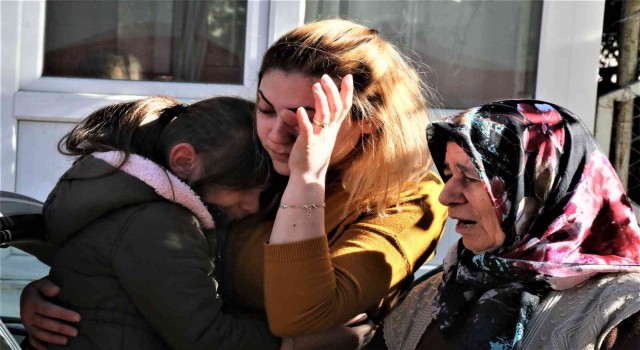 Komşularının ihbarıyla eve gelen kadın gözyaşlarını tutamadı