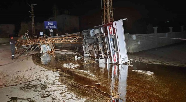Kontrolden çıkan kamyonet elektrik direğine çarptı: 1 yaralı