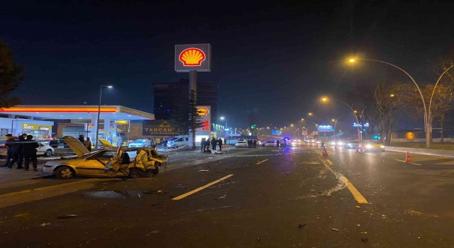 Kontrolden çıkan otomobil önünde seyir halinde olan araca çarptı: 2 ölü, 1i ağır 3 yaralı
