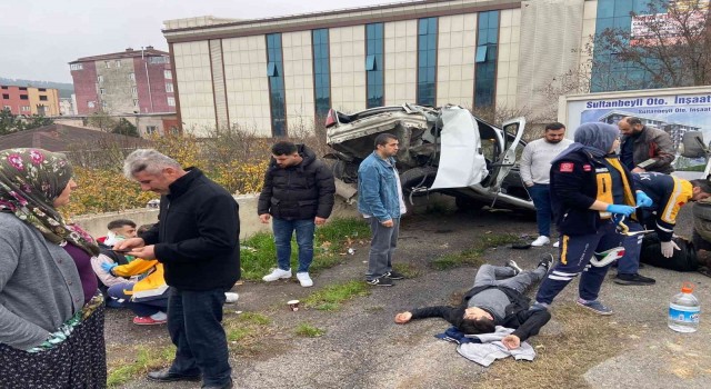 Kontrolden çıkan otomobil park halindeki kamyonete çarparak takla attı: 3 yaralı