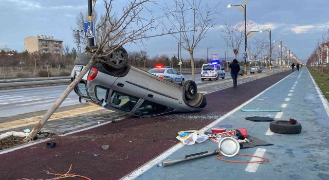 Kontrolden çıkan otomobil ters döndü: 2si çocuk 3 yaralı