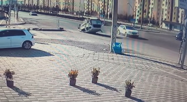 Kontrolsüz kavşağa daldı, çarpışarak takla attı
