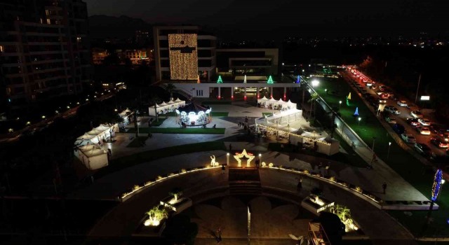 Konyaaltının yılbaşı çarşısına yoğun ilgi