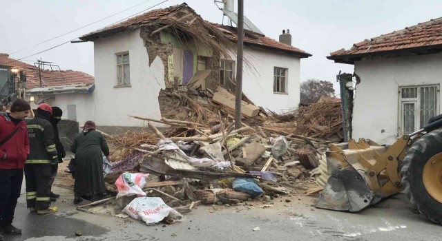 Konyada hasarlı ev çöktü
