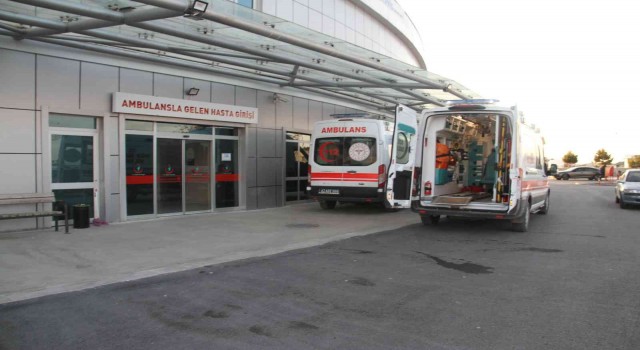 Konyada silahlı ve bıçakla kavgada 2 kişi yaralandı