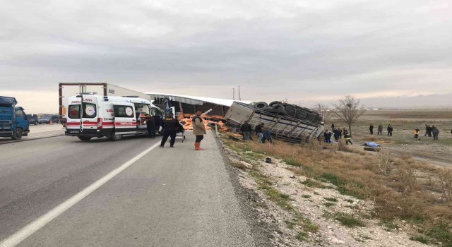 Konyada tır ile kamyon kafa kafaya çarpıştı: 2 ölü, 1 yaralı