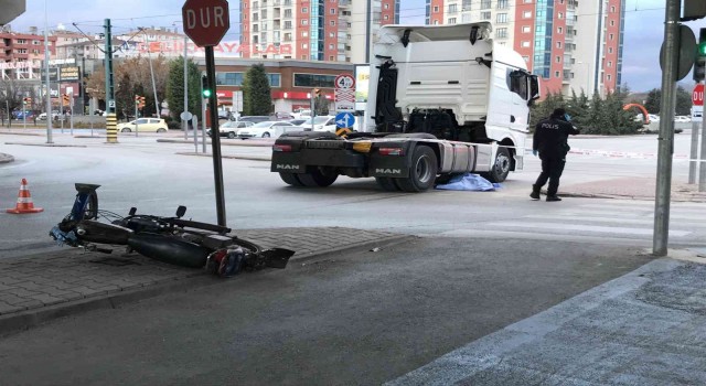 Konyada tırın altında kalan motosiklet sürücüsü hayatını kaybetti