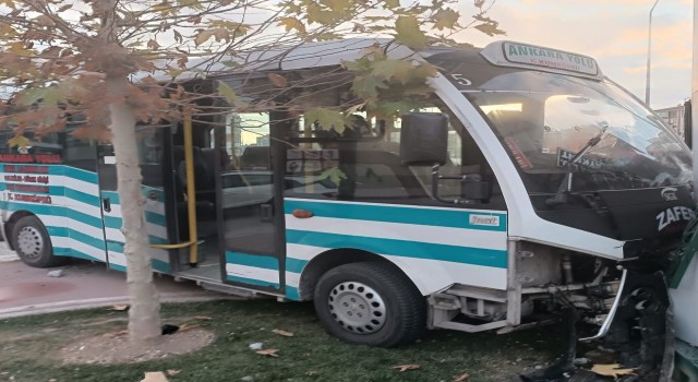 Konyada yolcu minibüsü ile otomobil çarpıştı: 7 yaralı