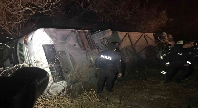 Konyada yolcu otobüsü şarampole devrildi: 15 yaralı