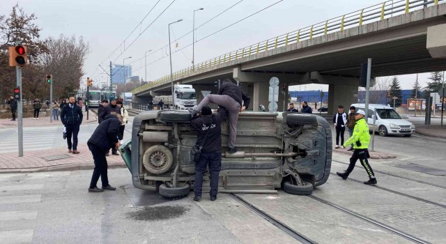 Konyadaki çarpışan otomobillerden biri tramvay yoluna devrildi