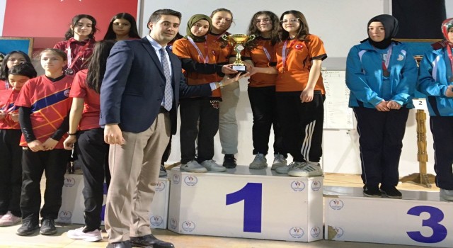 Köprüören Tek Termik Ortaokulu dart yarışmasında il birincisi