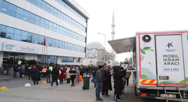Küçükçekmece Belediyesinden EYT için bekleyenlere ikram