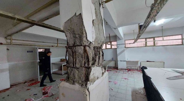 Küçükçekmecede 24 yıllık binanın kolonları patladı