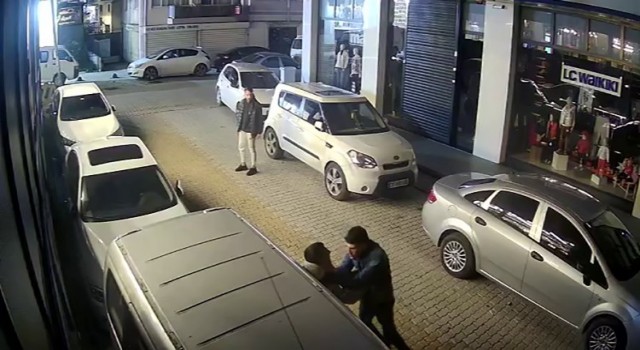 Küçükçekmecede bıçaklı kavga kamerada