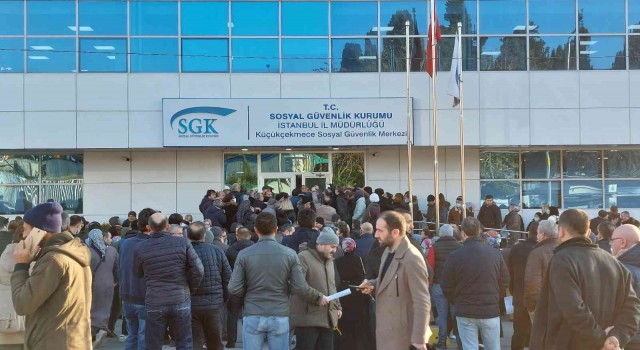 Küçükçekmecede EYT yoğunluğu ikinci gününde de devam ediyor