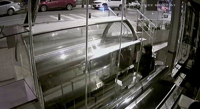 Küçükçekmecede ilginç hırsızlık kamerada