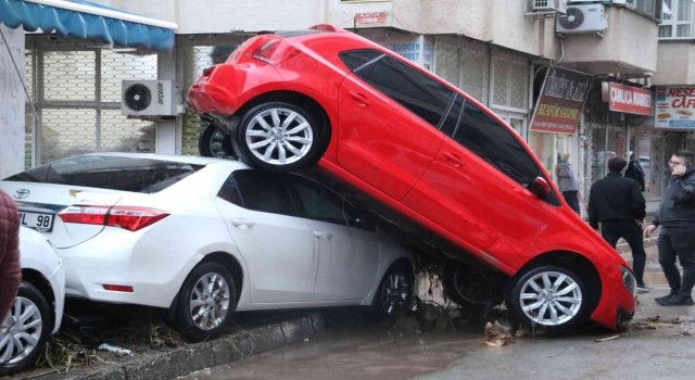 Kumlucada sel araçları üst üste çıkardı