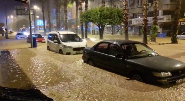 Kumlucada sel: Evleri su bastı, araçlar zarar gördü