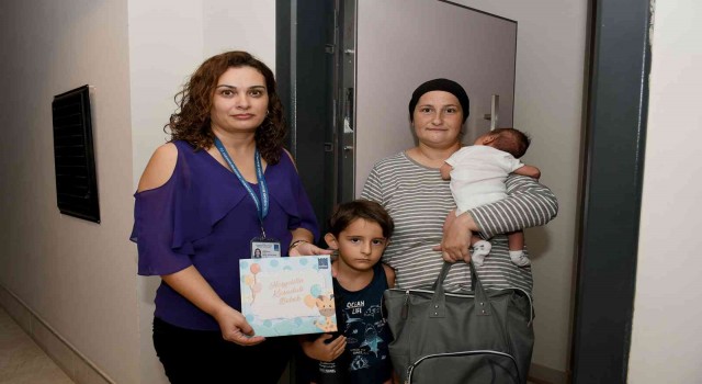 Kuşadası Belediyesinden 280 bebeğe hoşgeldin ziyareti