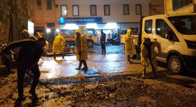 Kuşadasında şiddetli yağışlara karşı belediye ekipleri gece gündüz teyakkuzda