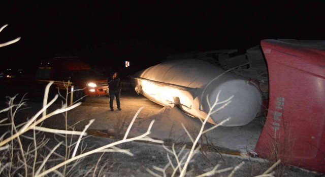 Kütahyada devrilen tır otomobile çarptı: 1 ölü, 4 yaralı