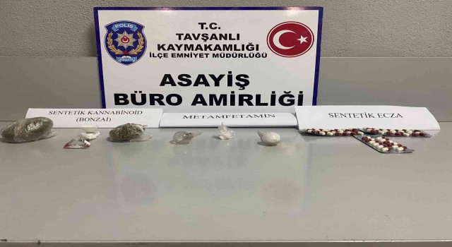 Kütahyada Dur ihtarına uymayarak kaçan araçta uyuşturucu bulundu