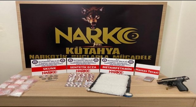 Kütahyada durdurulan araçta çok sayıda uyuşturucu madde ele geçirildi