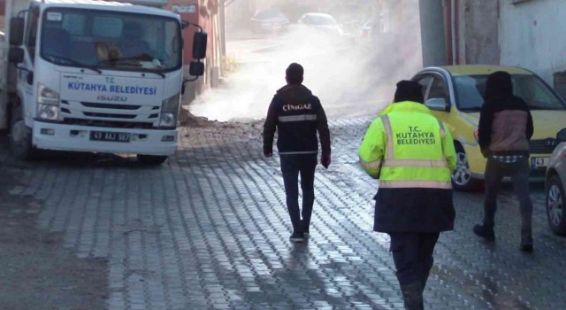 Kütahyada faciadan dönüldü, alt yapı çalışması sırasında doğalgaz ana boru hattı delindi