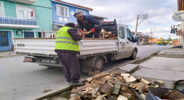 Kütahyada ihtiyaç sahiplerine yakacak yardımı