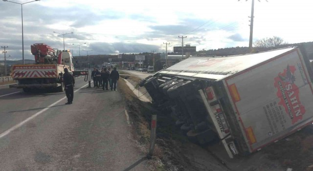 Kütahyada tır sulama kanalına devrildi