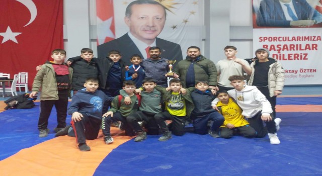 Kütahyalı sporcular Sakaryadan madalya ile döndü