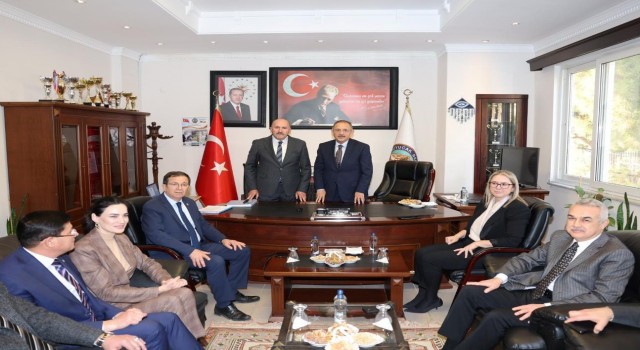 Kuyucak Belediye Başkanı Ertürk, AK Parti Genel Başkan Yardımcısı Özhasekiyi ağırladı