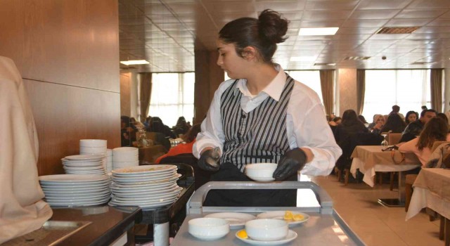 Liseli öğrenciler hem para kazandı, hem otelcilik öğrendi