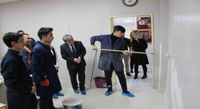 Liselilerin gönüllü ‘tamir takımı bu defa sınıf boyadı