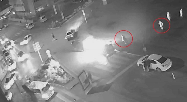 LPGli otomobil bir anda alev aldı, son anda kaçtıkları anlar kameraya yansıdı