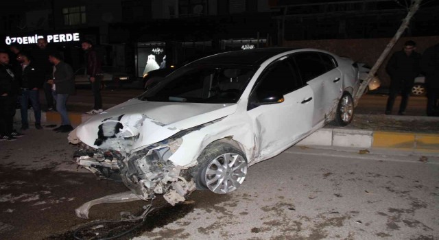 Makas atan sürücü polis aracına çarptı: 2 yaralı