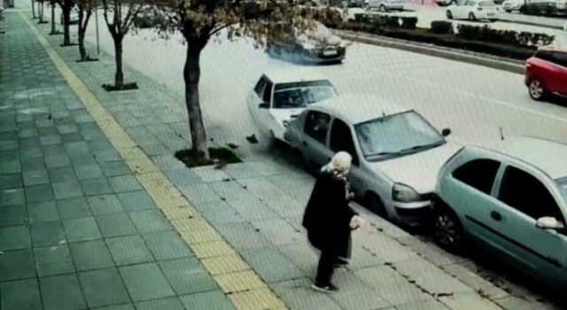 Makas atan trafik magandasının sebep olduğu kazada yaşlı kadın ezilmekten son anda kurtuldu