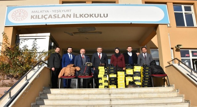Malatya TSOdan öğrencilere bot ve mont yardımı