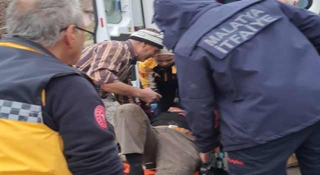 Malatyada devrilen traktörün sürücüsü yaralandı