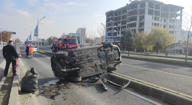 Malatyada otomobilin refüje çarptığı kaza kameralara yansıdı