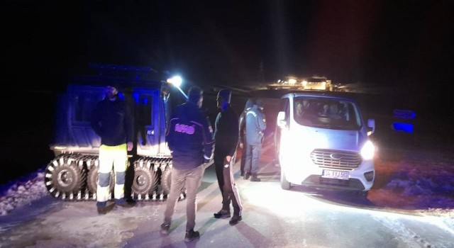 Malezya uyruklu 7 kişilik aile kar nedeniyle yolda mahsur kaldılar